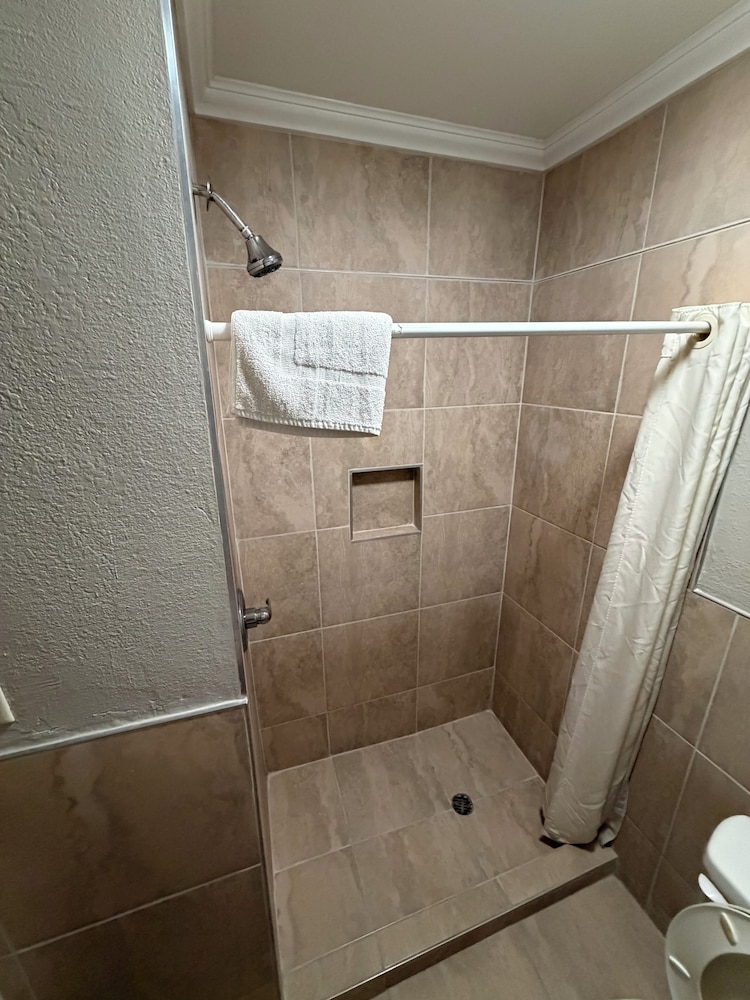 Economy Inn Gonzales 27/29
