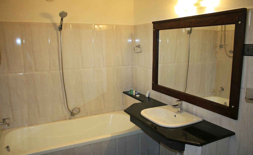 STANDARD, KING BED, PRIVATE BATHROOM