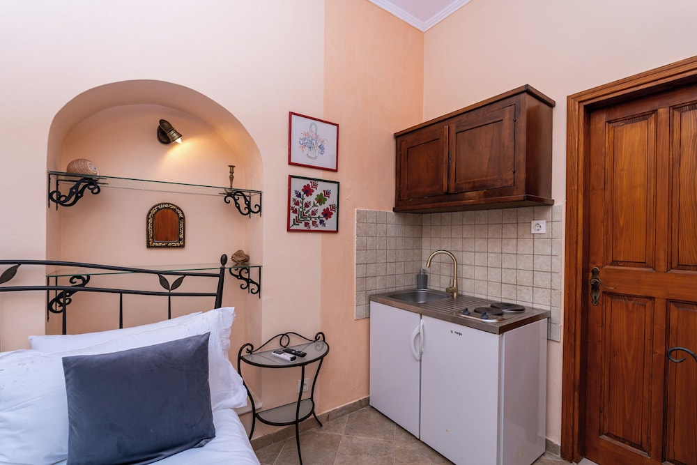 Amoret Apartments 5/83