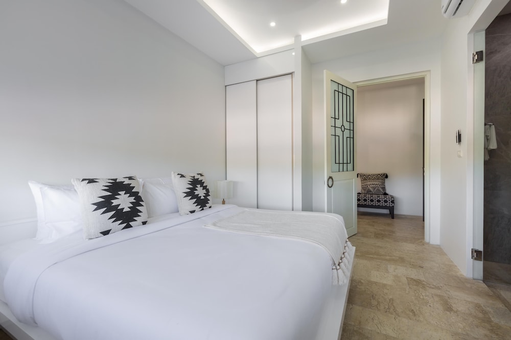 3 Bedrooms, Cinema, 3 King Beds, Pool and Sea View