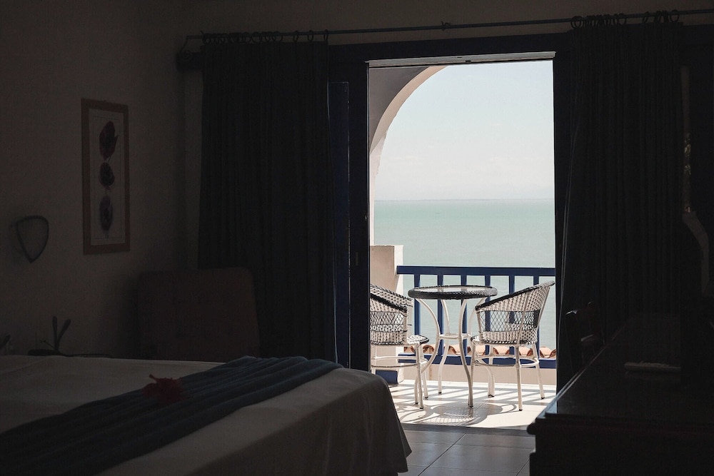 غرفة ديلوكس بسريرين منفصلين بإطلالة على البحر، Colonna Park Hotel 6/8