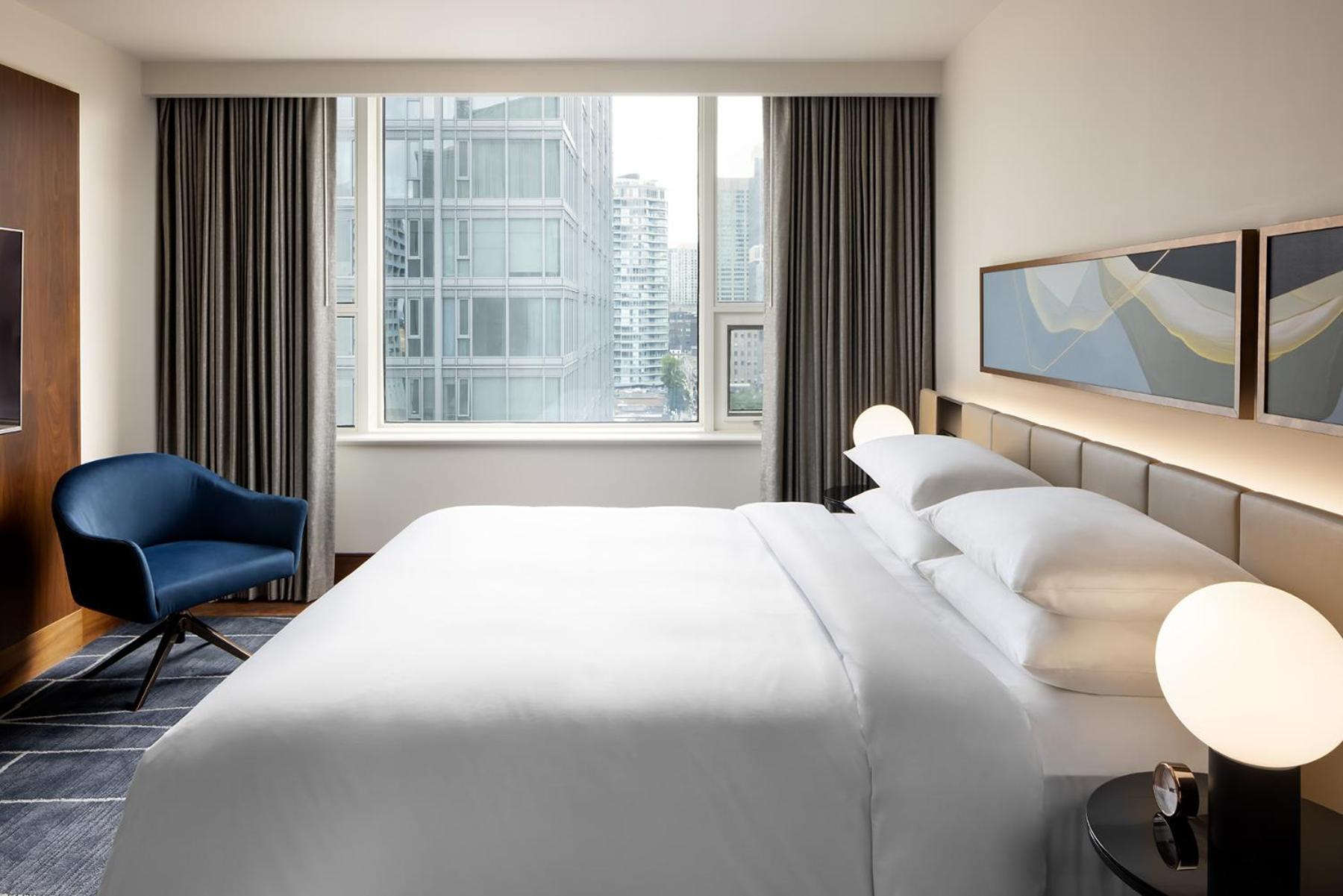 1 Bedroom, Deluxe, Suite, High Floor, Corner 4/8