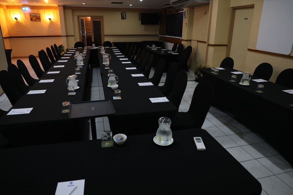 Huon Gulf Hotel and Apartments 47/49