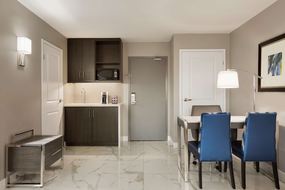 Embassy Suites By Hilton Toronto Airport 22/55