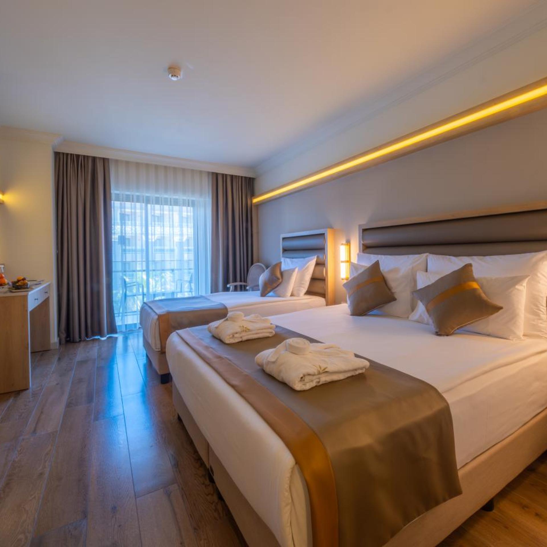 Standard, Single, Side Sea View