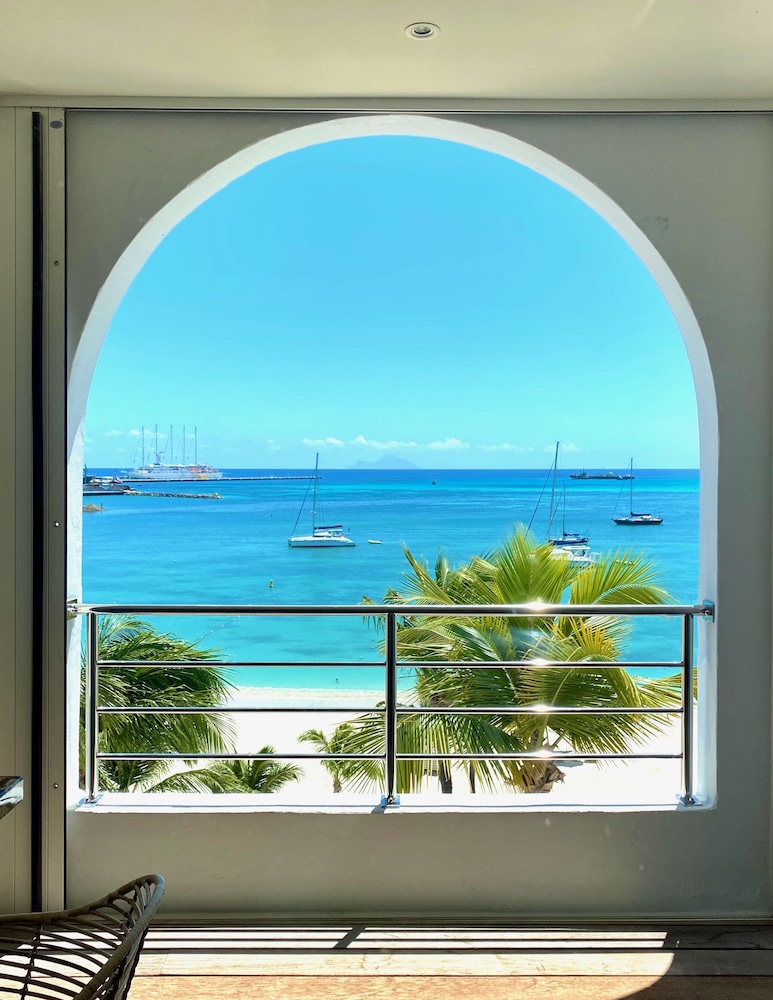 Holland House Beach Hotel 23/45