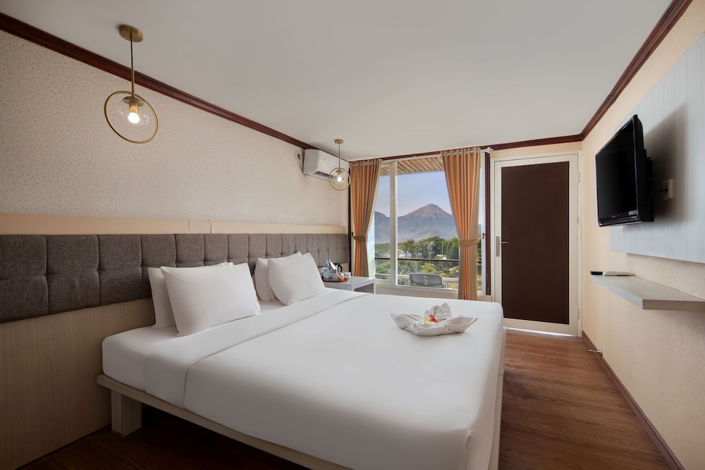 Royal Caravan Hotel and Outbond 17/58