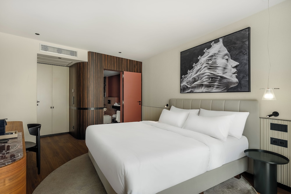 Standard, Queen Bed, Hill View