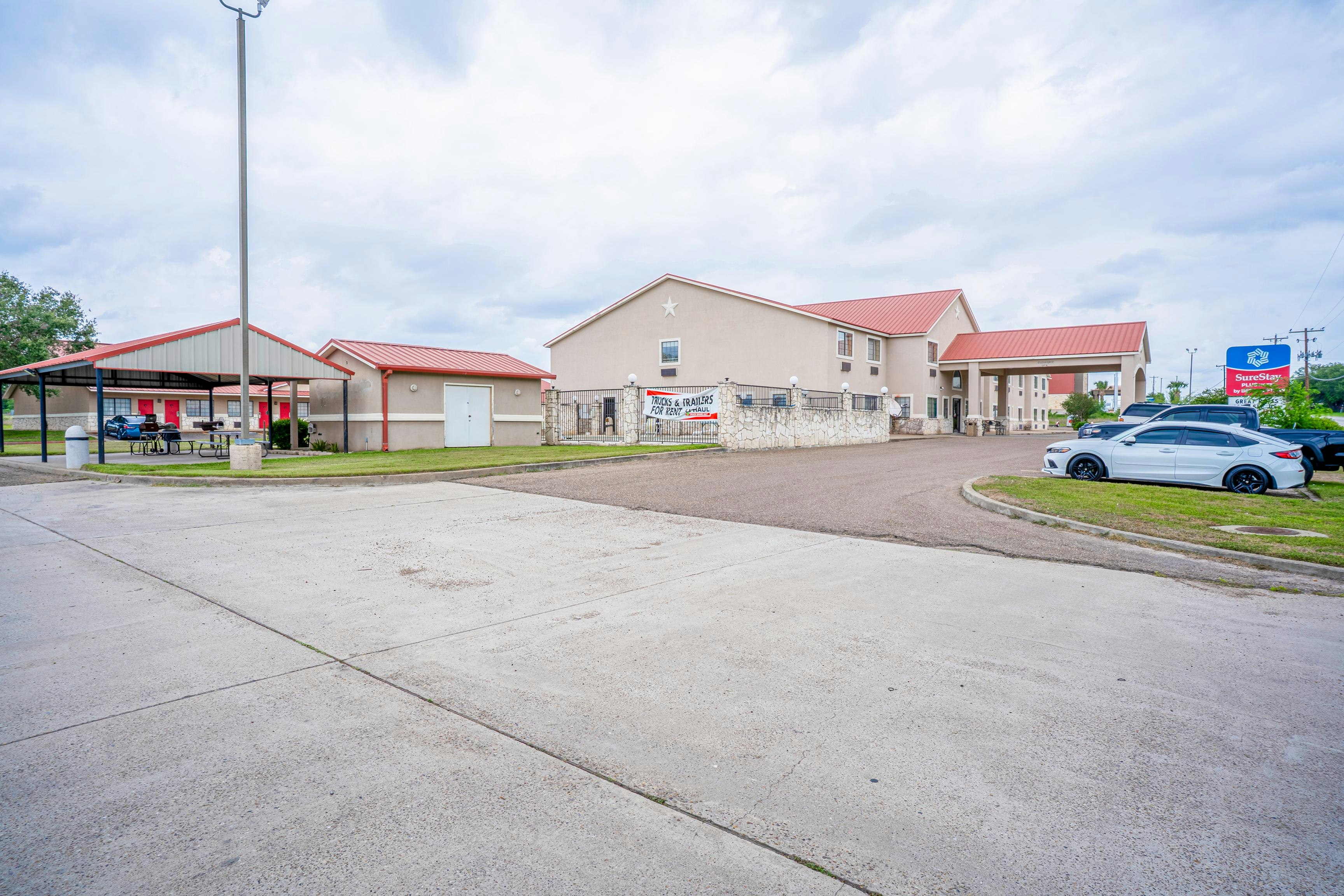 Days Inn & Suites by Wyndham Beeville 33/42