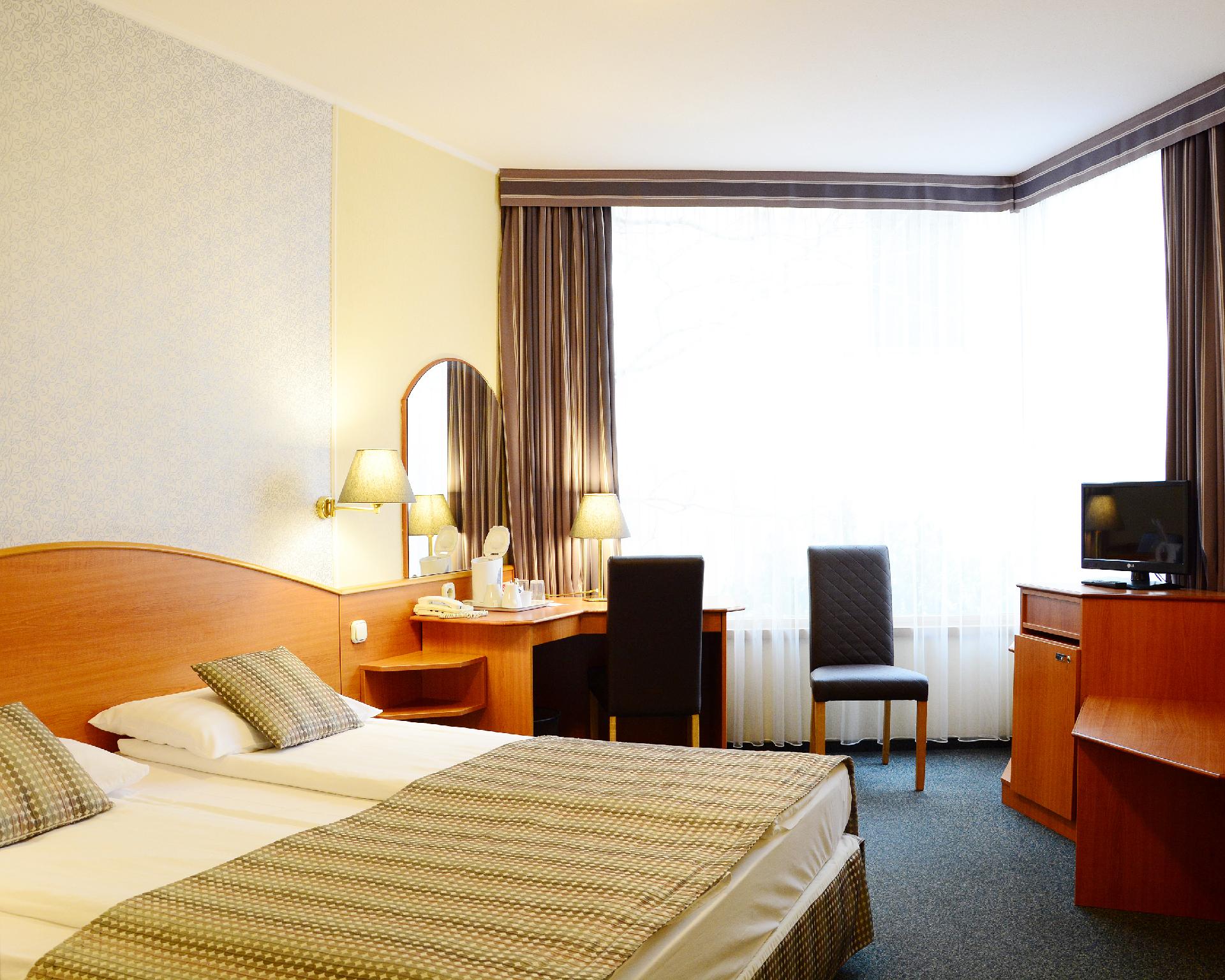 Deluxe, Double and Twin Beds, with Extra Bed