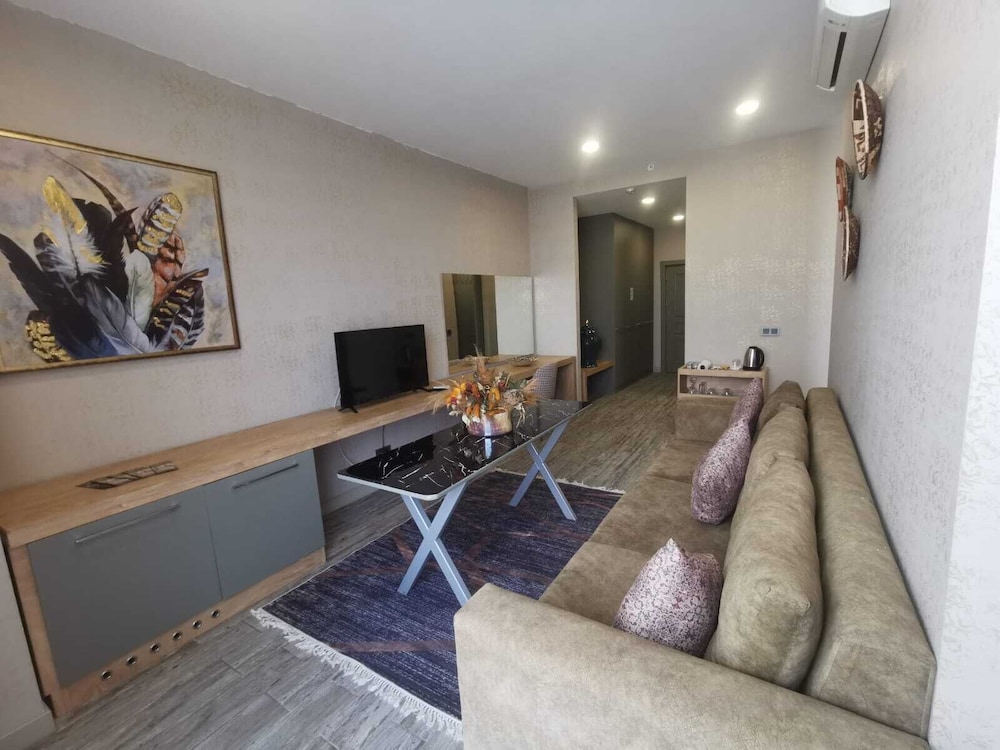 Agora Suites 48/67