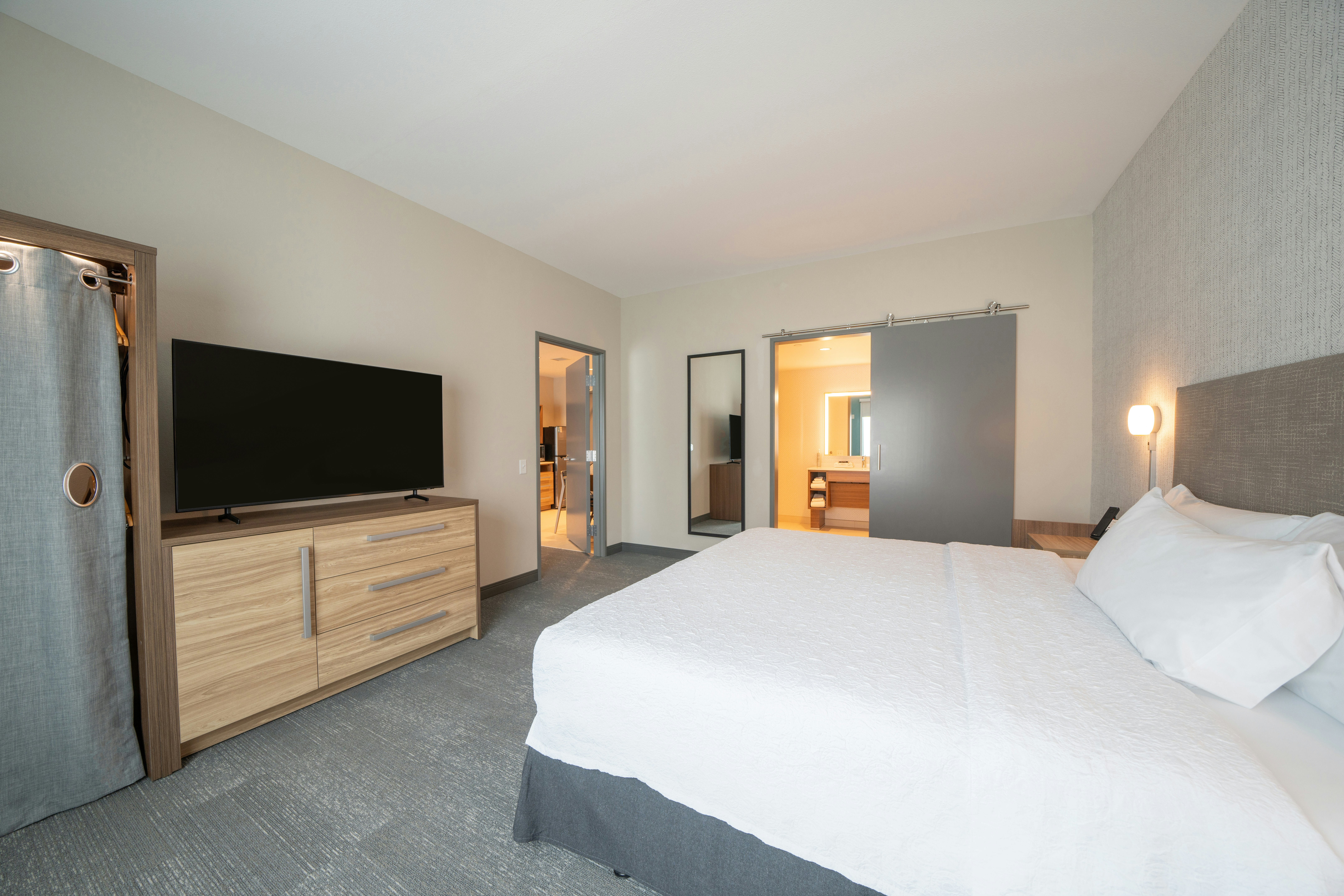 1 BEDROOM, SUITE, KING BED