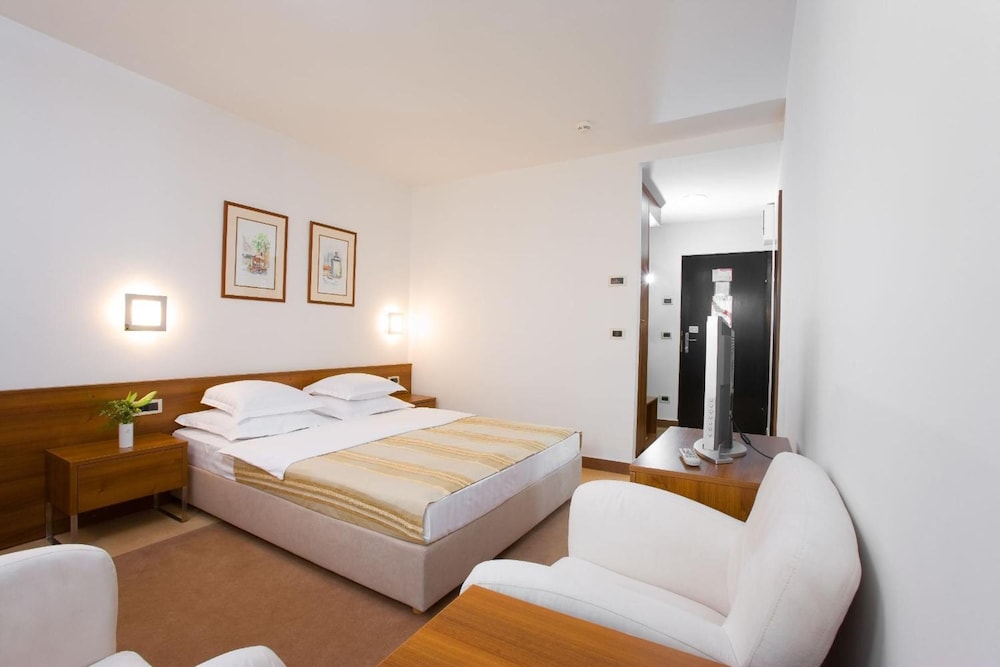 Laguna Zagreb 7/50