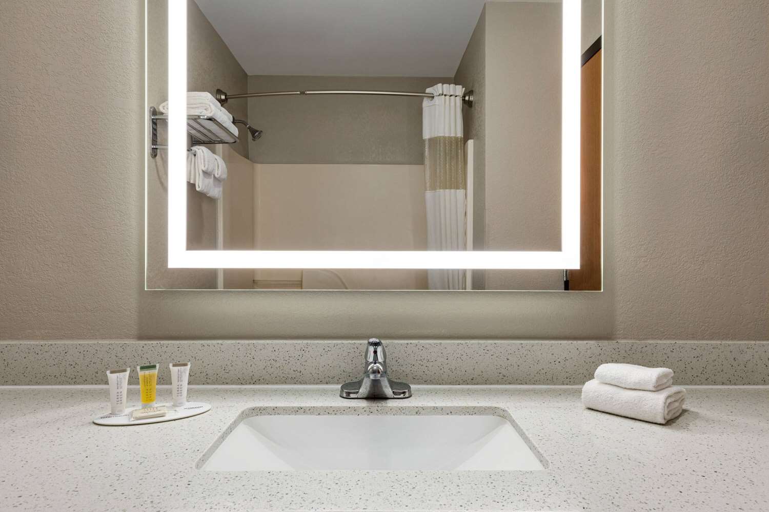 Days Inn by Wyndham Hillsboro 24/24