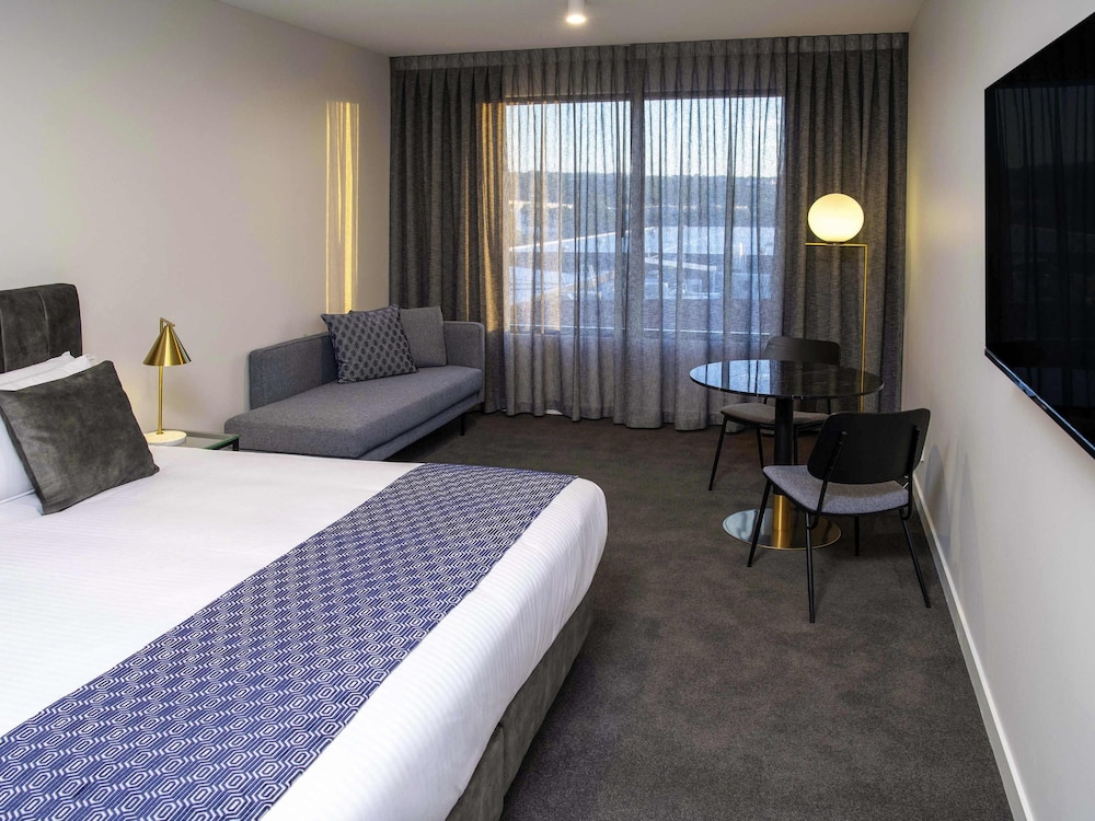 ROOM, KING BED, BALCONY
