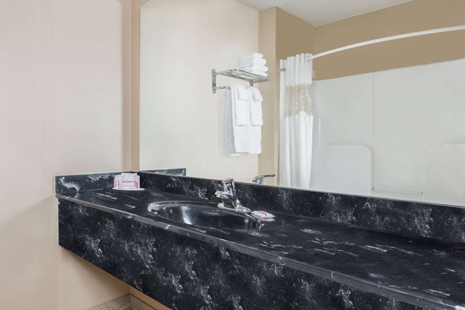 Ramada by Wyndham Strasburg 24/24