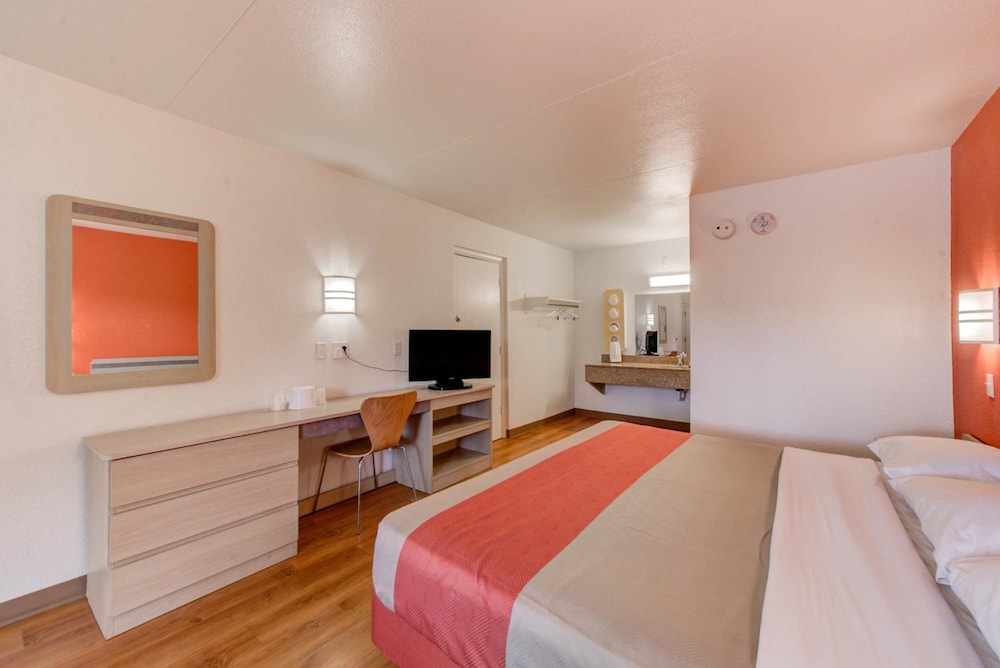 Travelodge by Wyndham Norfolk Airport 14/48