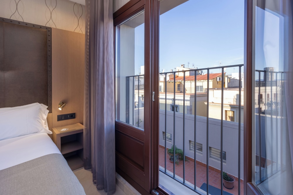 Room, Single, Twin Beds, Gran Hotel Barcino 7/10