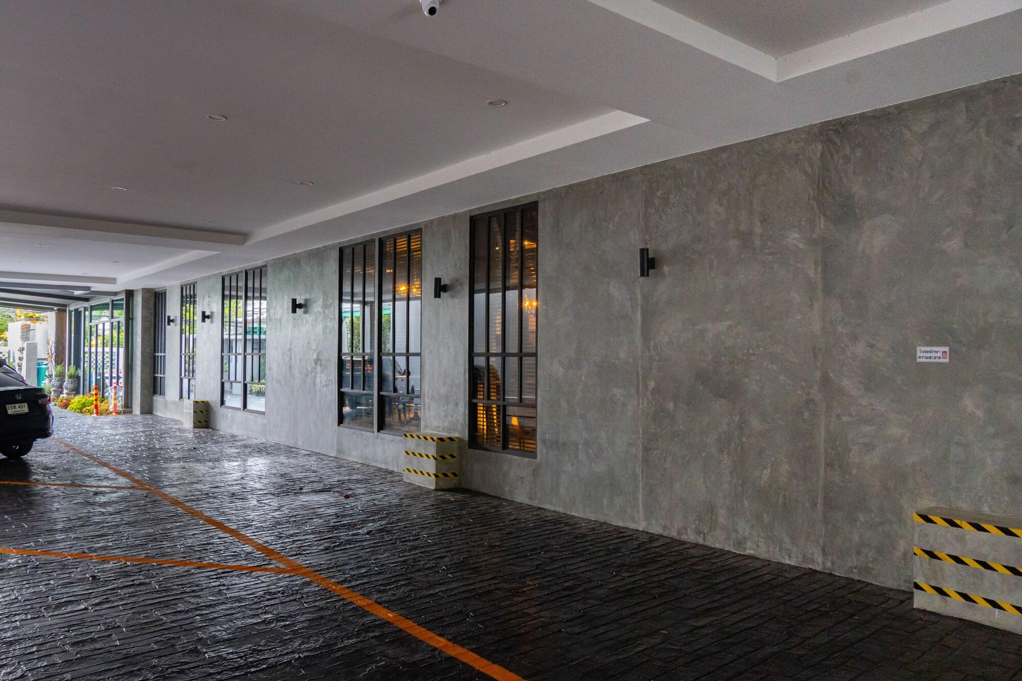 J Place Hotel by ZUZU 44/50
