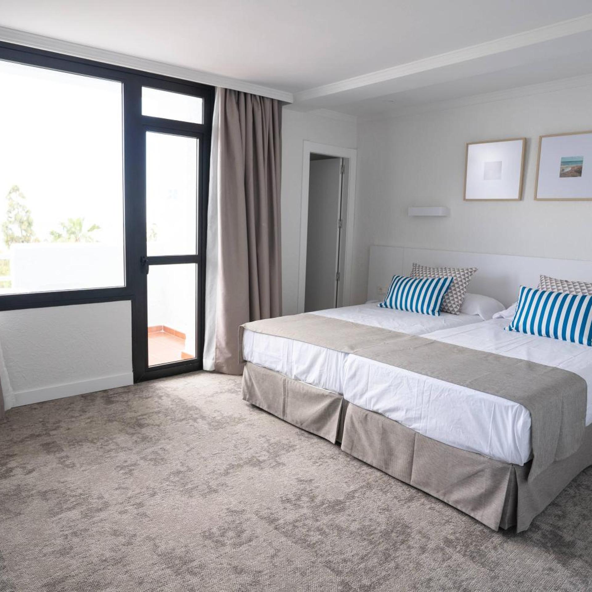 ROOM, QUADRUPLE