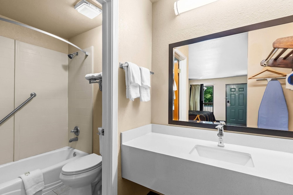 غرفة بسرير كينج للمدخنين، Super 8 by Wyndham Acworth/Atlanta Area GA 7/9