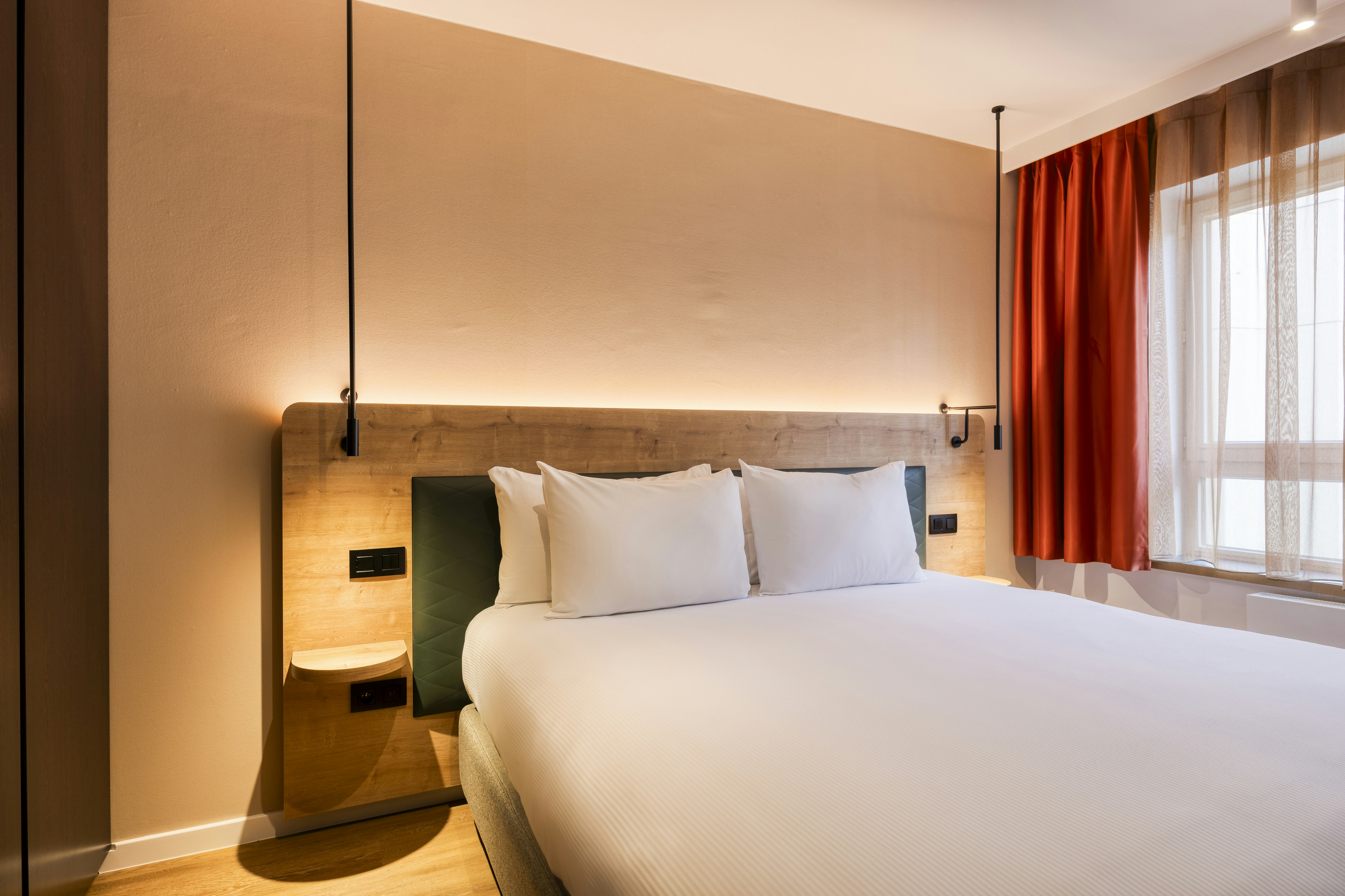 DELUXE, FAMILY, KING BED