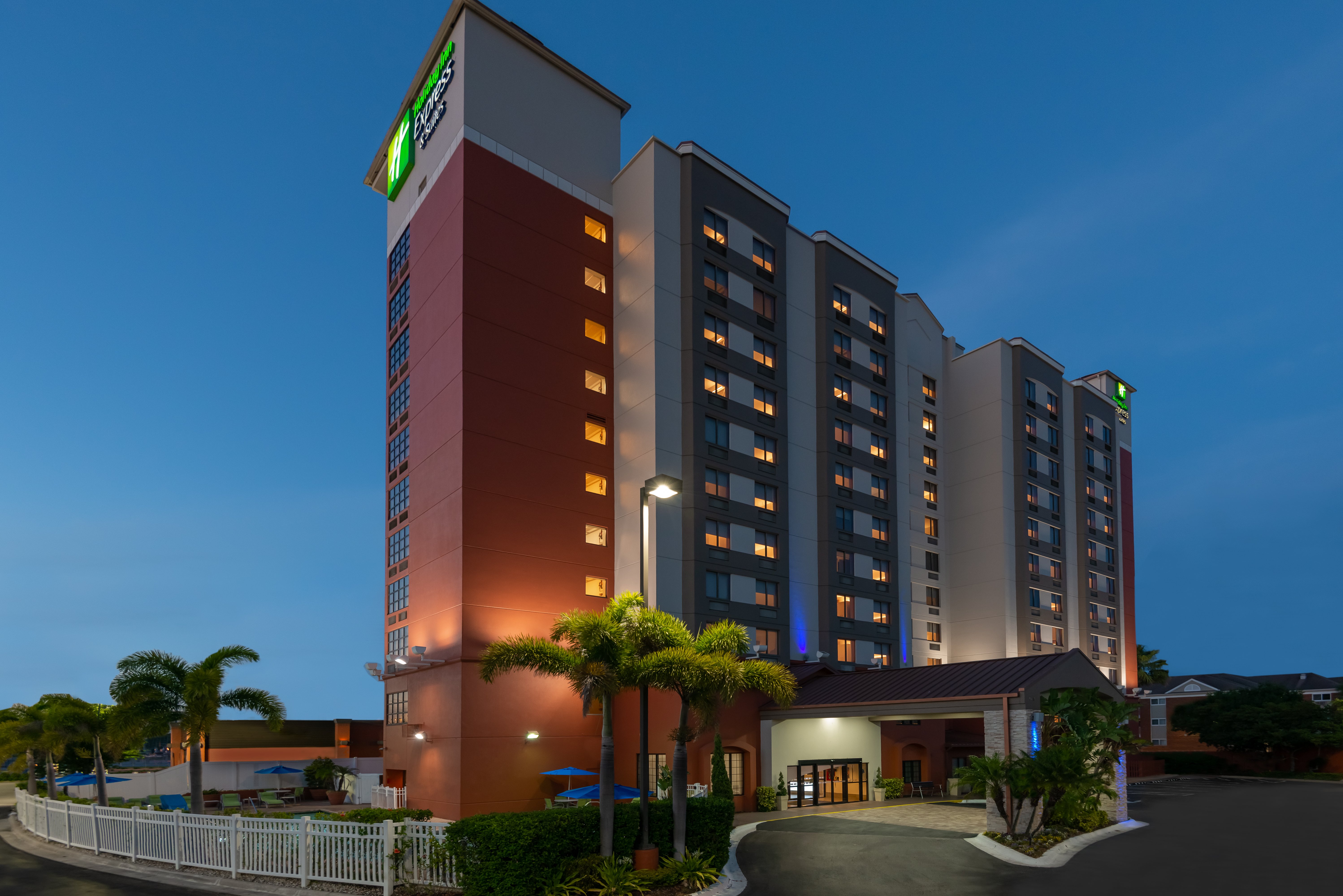 Holiday Inn Express & Suites Nearest Universal Orlando in ORLANDO - FL