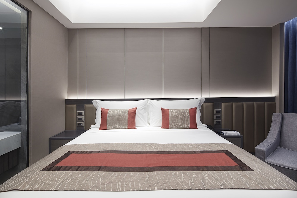 Grace Hotel 14/77