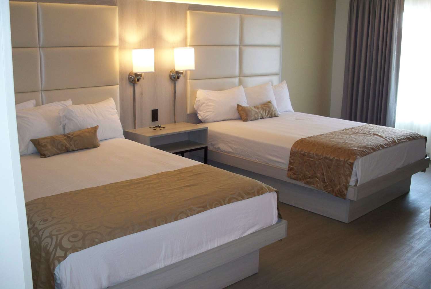 Ramada by Wyndham Burbank Airport 10/51