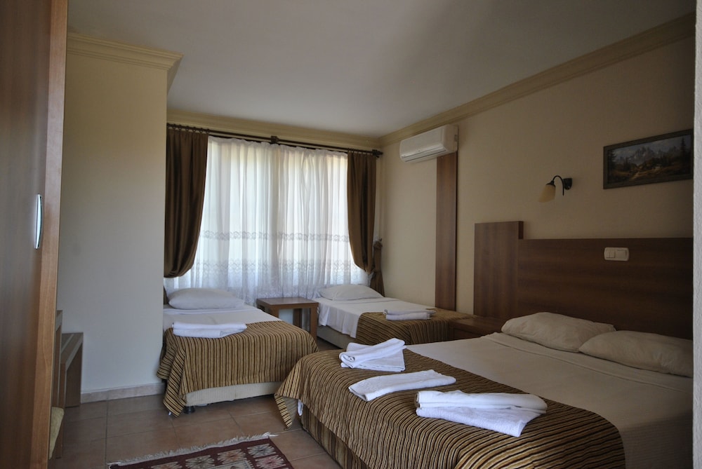 MOMS HOTEL 17/44