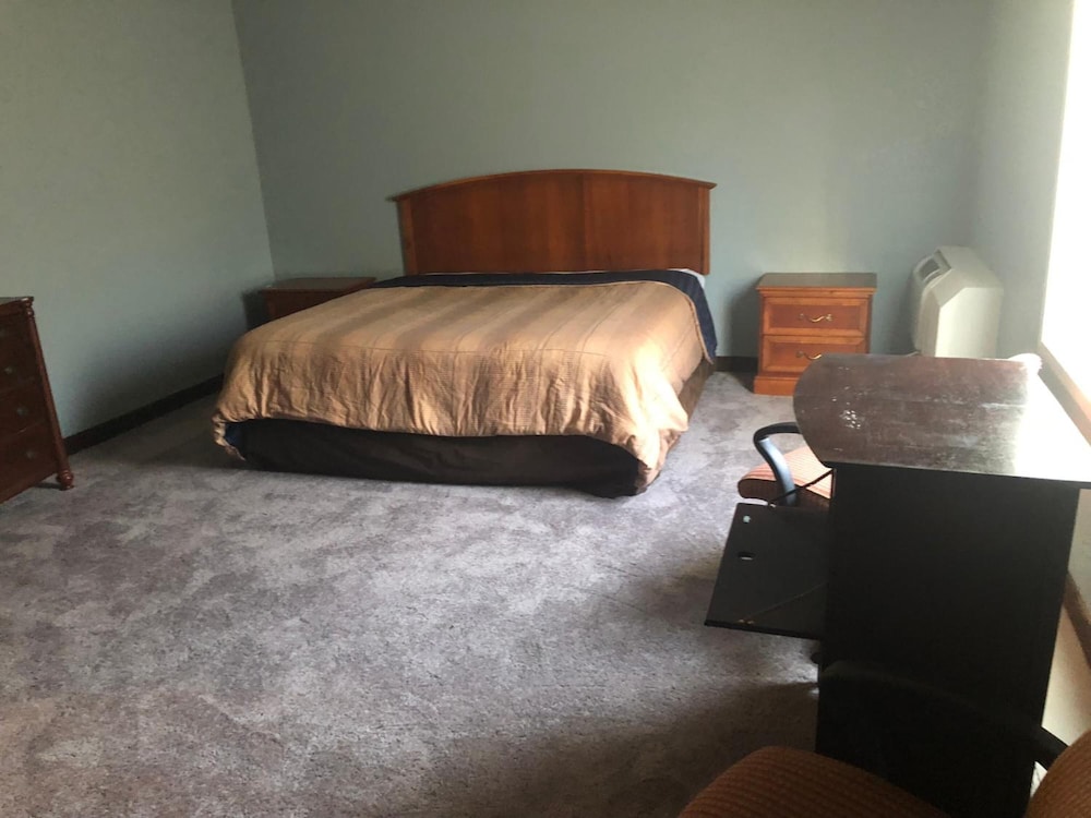 Economy Inn North Randall 17/49