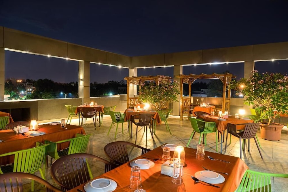 Treebo Grand Emerald Pune 5/50