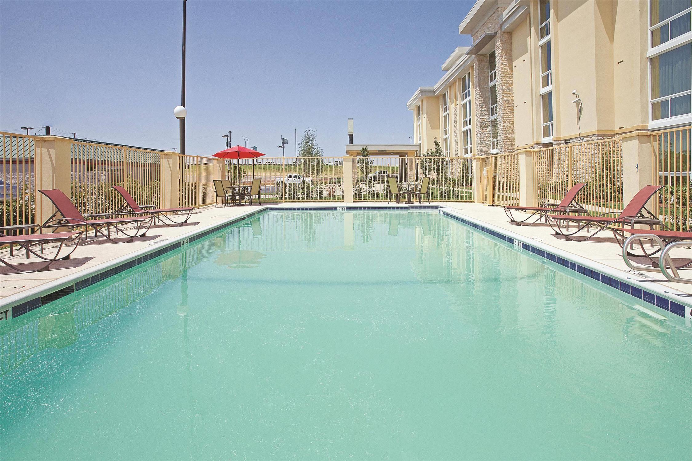 La Quinta Inn & Suites by Wyndham Dallas I-35 Walnut Hill Ln 29/46