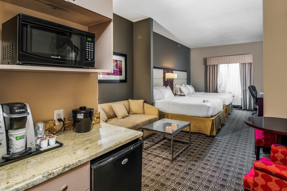 Holiday Inn Express Suites Lantana 46/57