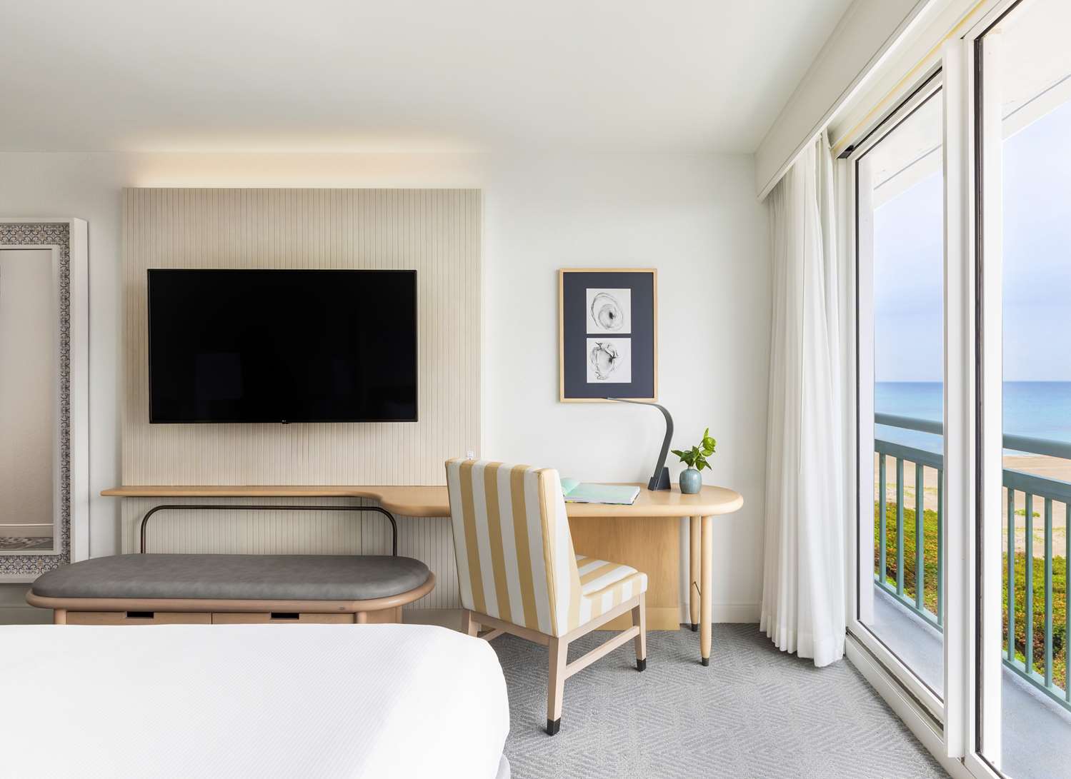 غرفة بسرير كينج بإطلالة على البحر، The Singer Oceanfront Resort, Curio Collection by Hilton 3/9