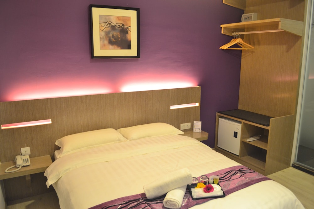 STANDARD, QUEEN BED, NO WINDOW