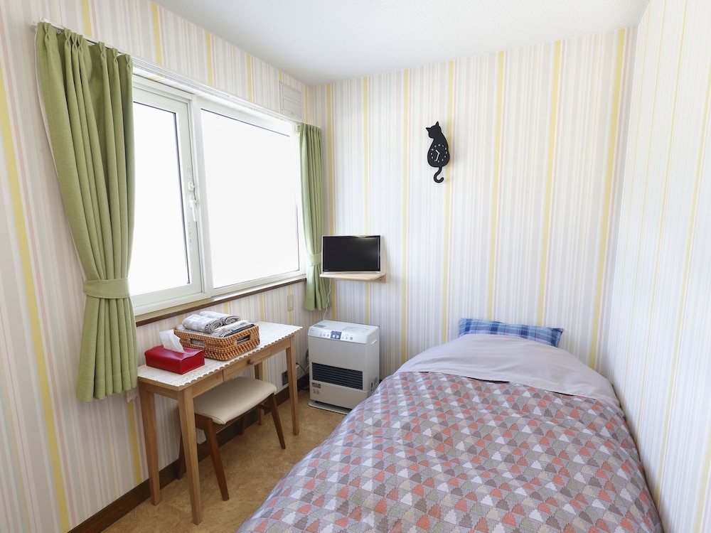 ROOM, SINGLE, SHARED BATHROOM