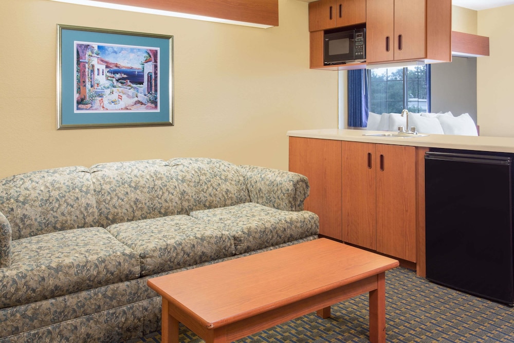 Microtel Inn & Suites by Wyndham Leesburg/Mt Dora 16/38