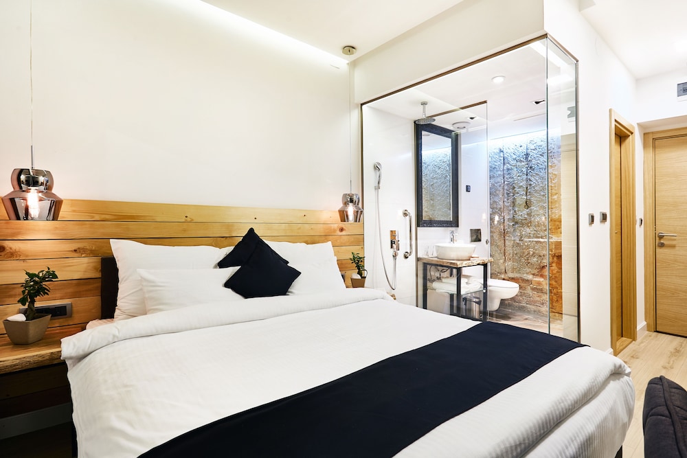 One Luxury Suites 25/72