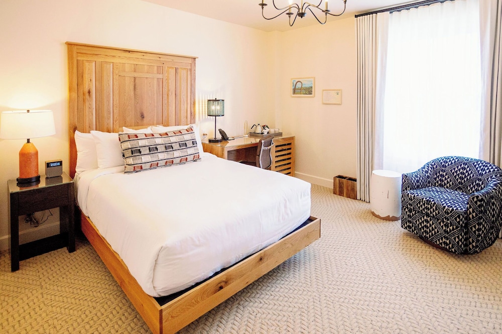 PREMIER, QUEEN BED