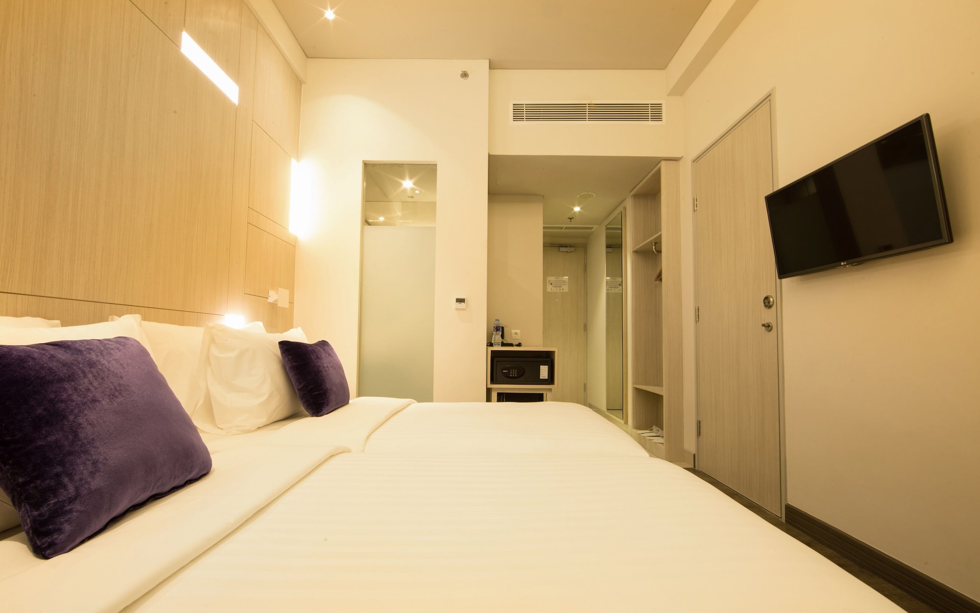 DELUXE, TWIN BEDS