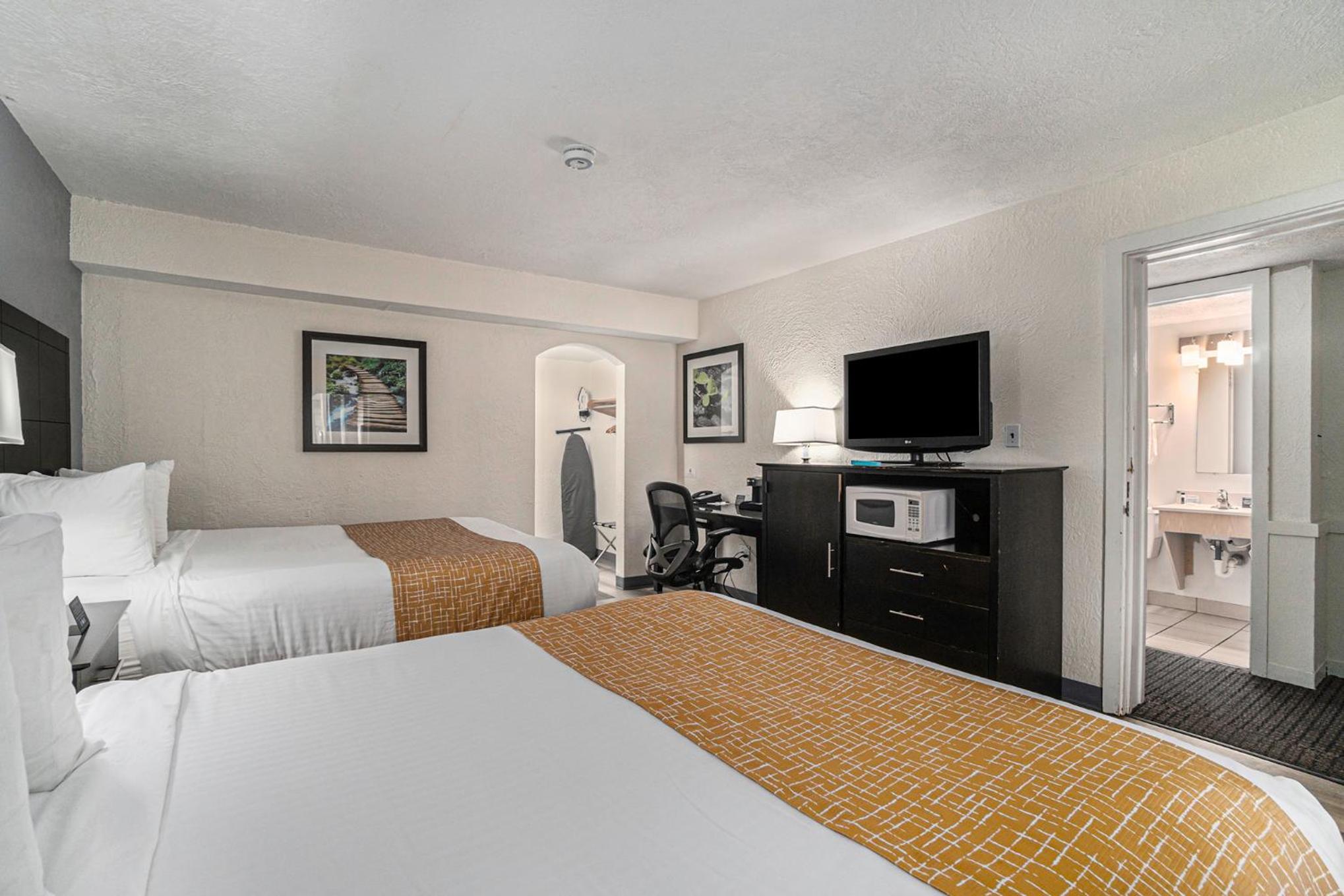 2 Bedrooms, 3 Queen Beds, Queen Bed, 2 Bathrooms