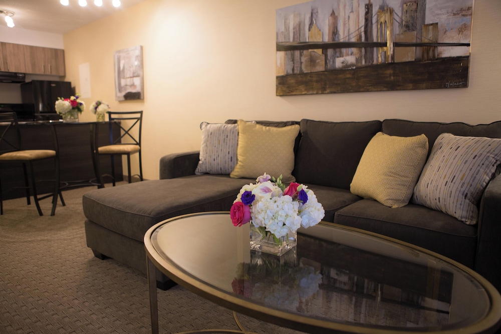 Cartier Place Suite Hotel 41/64