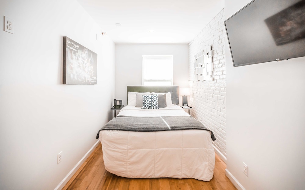 STANDARD, DOUBLE BED, SHARED BATHROOM