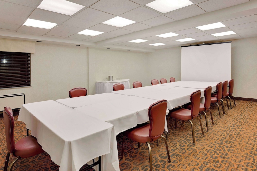 Ramada by Wyndham Marquette 52/59