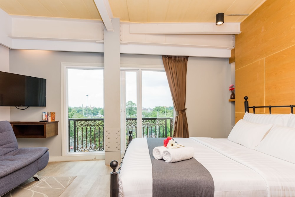 GRAND, DELUXE, SUITE, KING BED