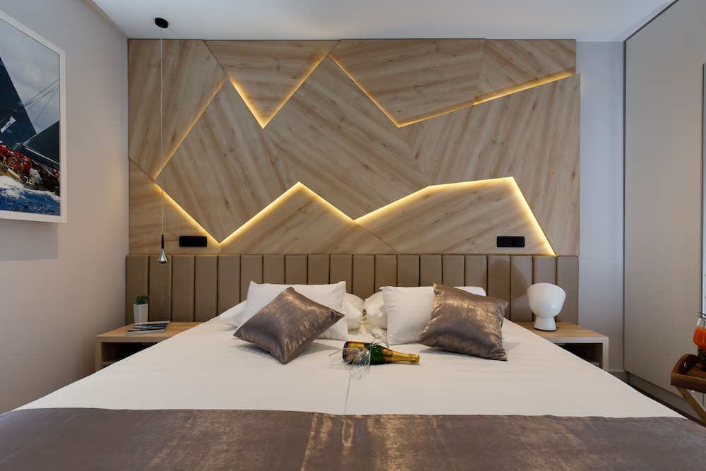 Sailor Boutique Rooms 8/27