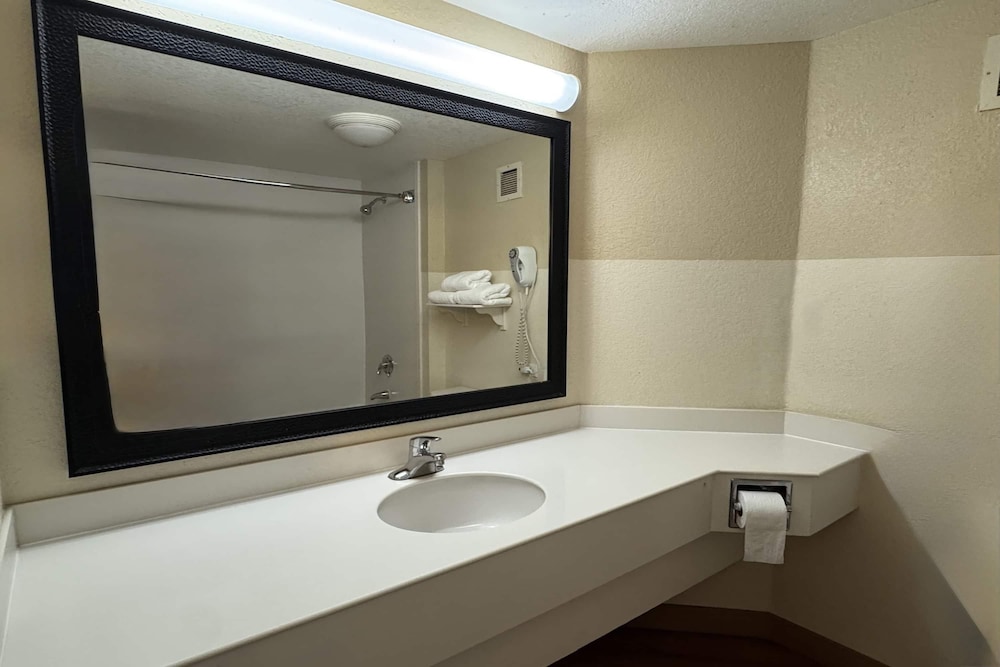 غرفة بسرير كينج، La Quinta Inn and Suites by Wyndham Greenville Haywood 6/6