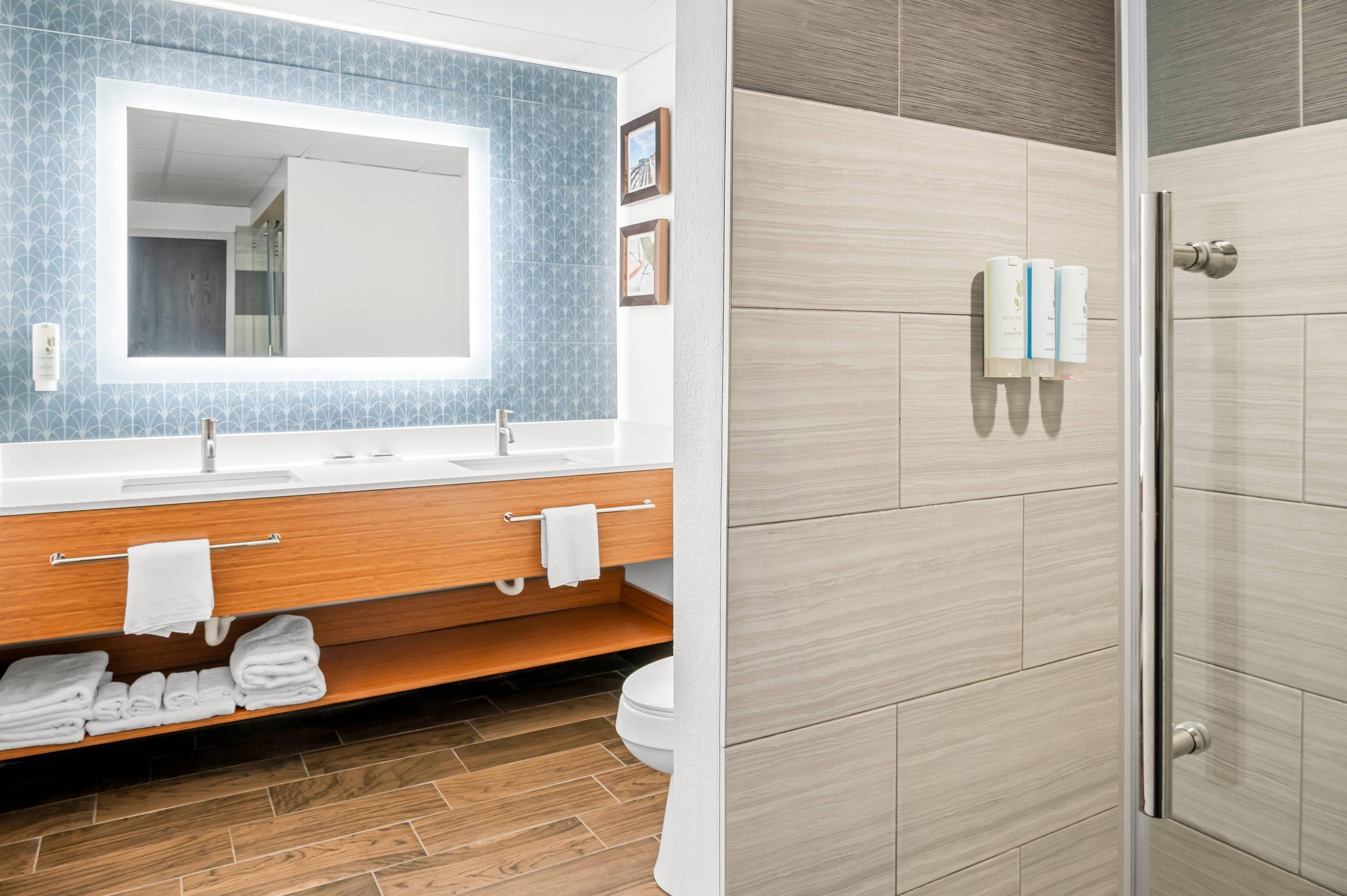 Efficiency, King Bed، Country Inn & Suites By Radisson Muskegon MI 6/6