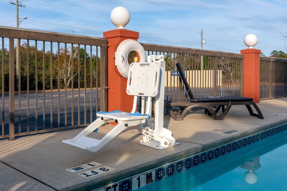 Holiday Inn Express Hotel & Suites Milton East I-10 34/73